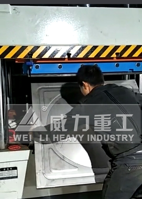 630噸不銹鋼水箱拉伸成型液壓機壓制現場