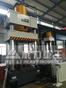 四柱液壓機使用的液壓油應該具備哪些特性？