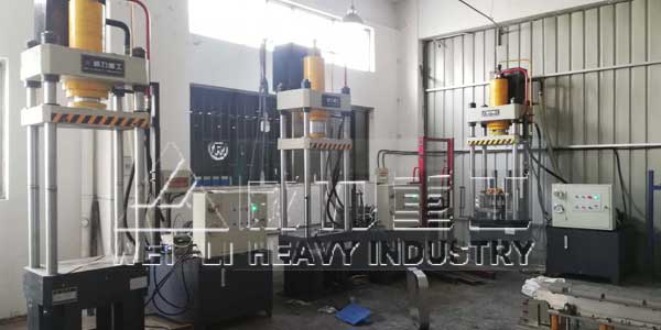 100噸三梁四柱液壓機客戶生產現場圖