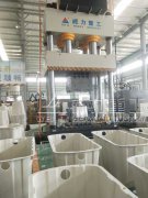 濟南客戶用2000噸伺服液壓機壓制2立方SMC化糞池