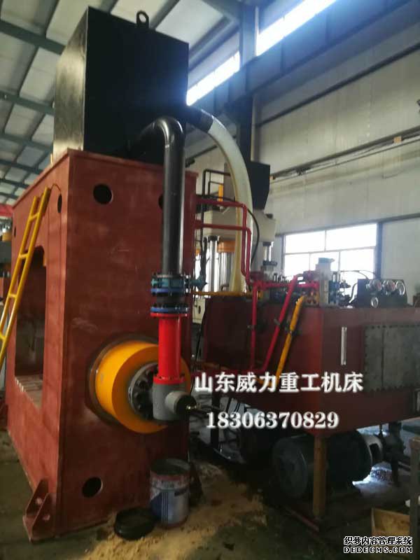 多向鍛造液壓機側視圖