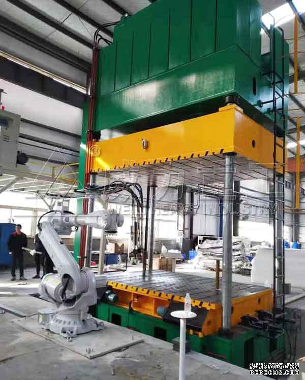 汽車內飾件成型液壓機客戶現場圖
