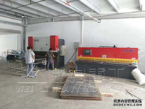不銹鋼水箱生產(chǎn)設(shè)備之剪板折彎機(jī)